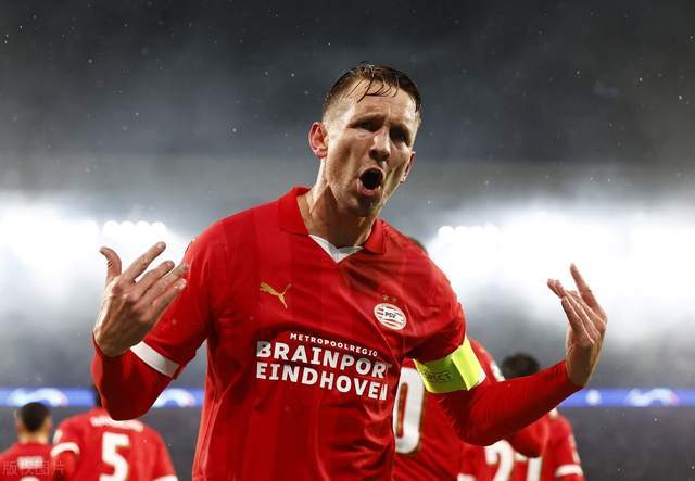 荷兰队连续创造得分机会,欲夺冠军宝座 荷兰队连续创造得分机会,欲夺冠军宝座