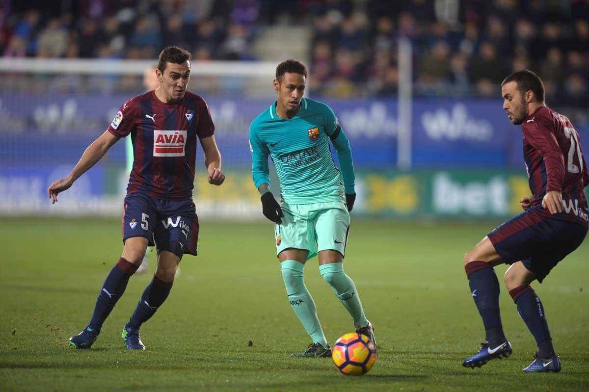 包含埃瓦尔被反超悬崖勒马，客场失利收获踢停的词条