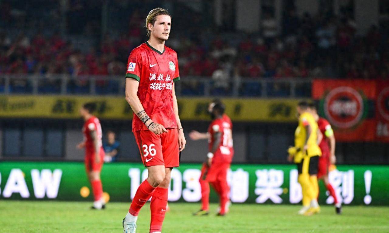 九游娱乐网站-裁判判罚遭质疑，引发现场骚动