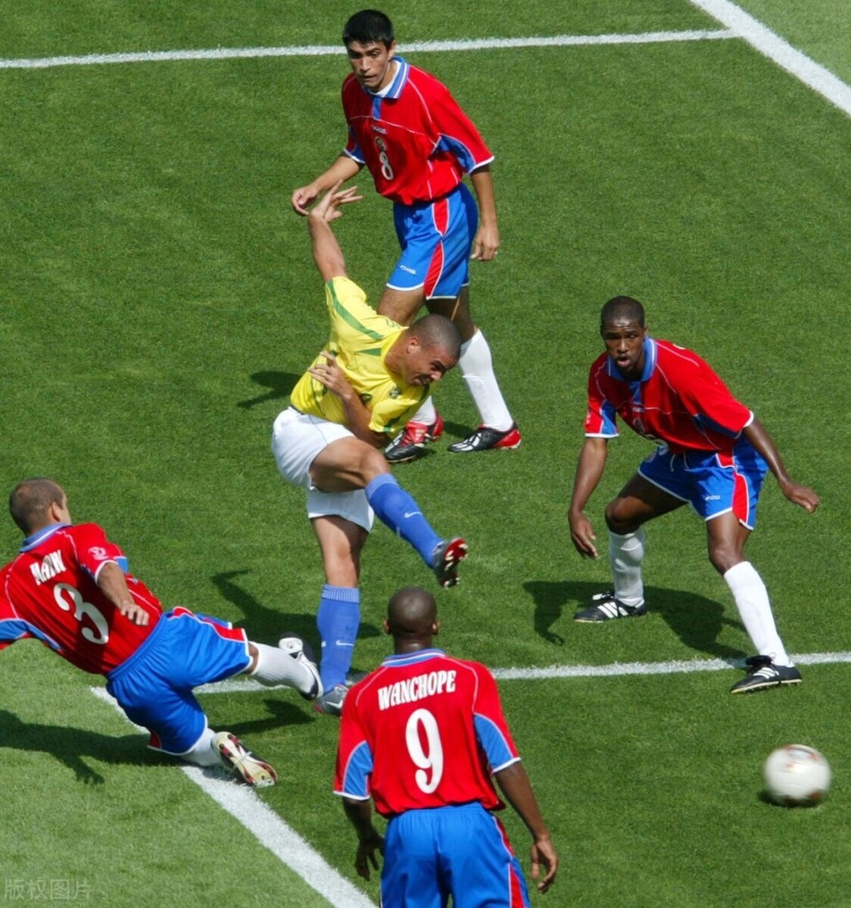 惊险刺激的比赛场面牢牢抓住球迷的心 惊险刺激的比赛场面牢牢抓住球迷的心