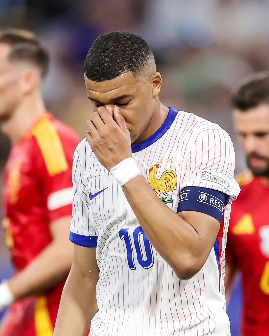 九游app下载-法兰克福球员因伤在德甲赛场退出比赛