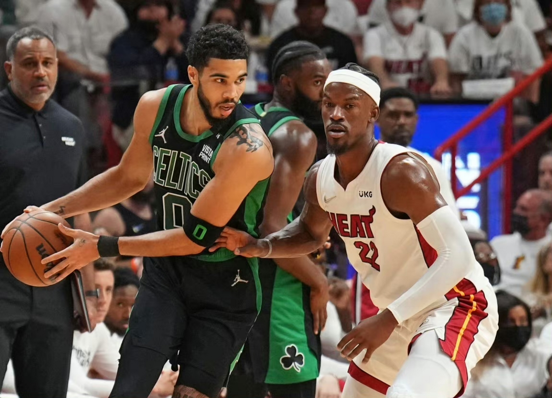 凯尔特人客场大败热火,东部领先缩小的简单介绍 凯尔特人客场大败热火,东部领先缩小的简单介绍