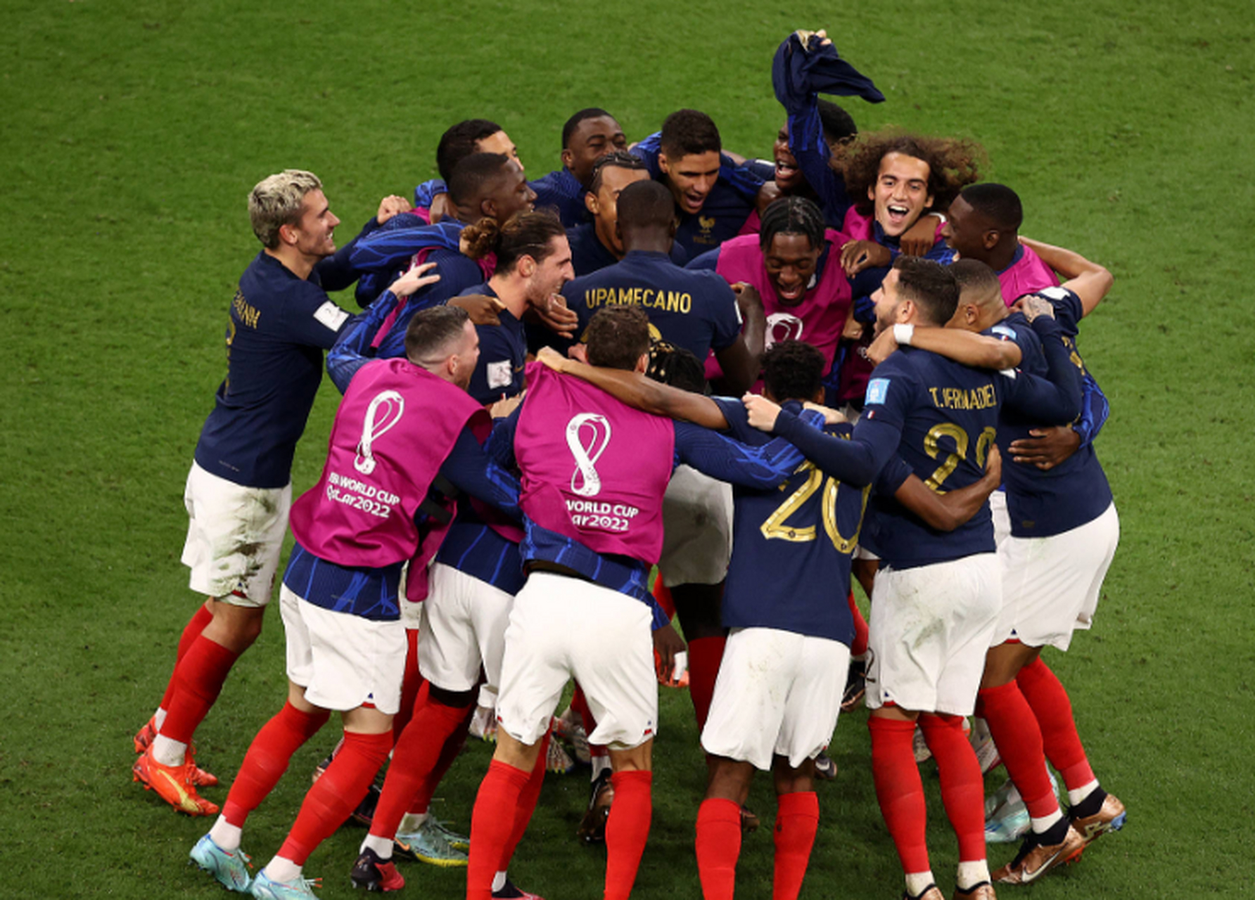 法国足球赛场上举行一场激烈对决！