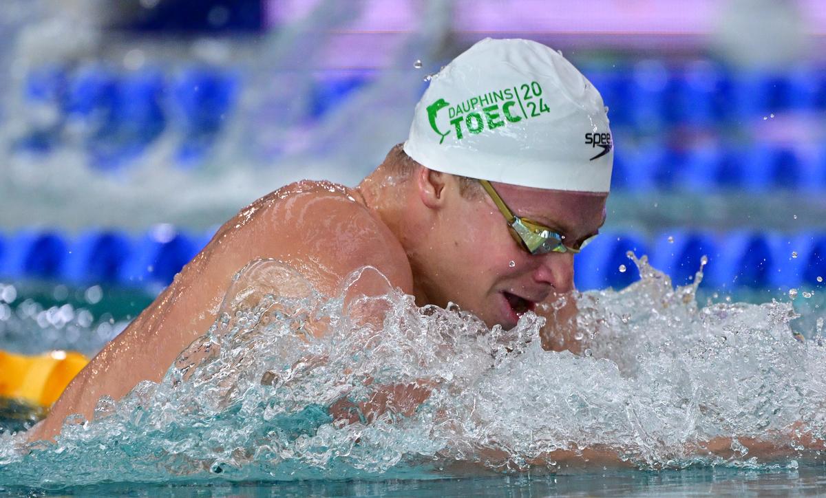 九游娱乐网页-荷兰选手勇夺跳水冠军，飞身入水