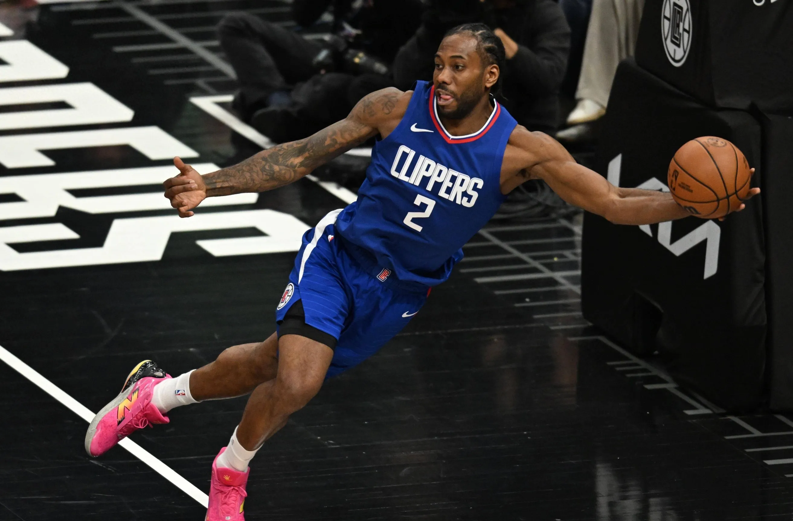 猛龙翻盘快船,米切尔扛起全队 猛龙翻盘快船,米切尔扛起全队