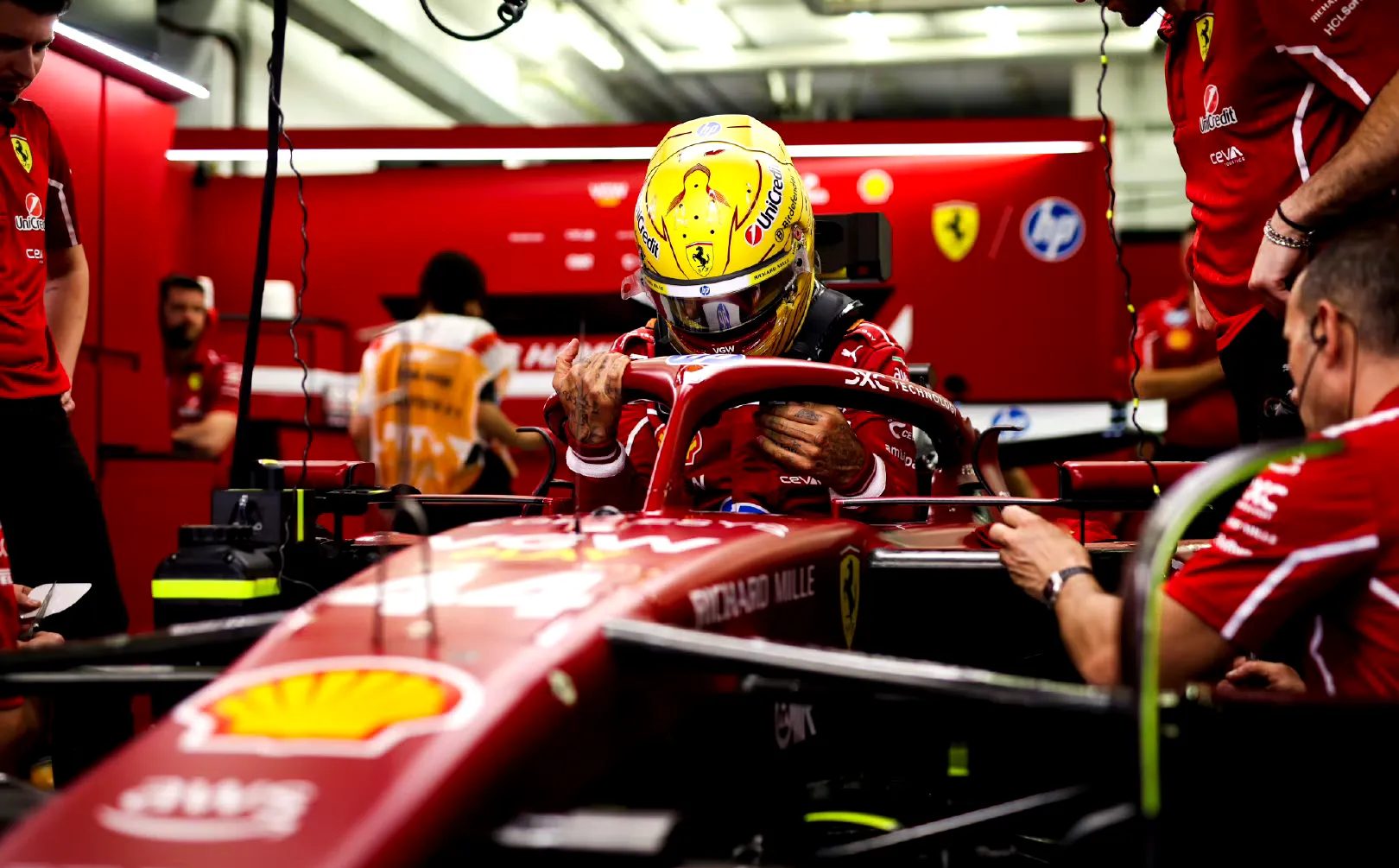 红牛二队险胜红牛车队，汉密尔顿高光表现的简单介绍